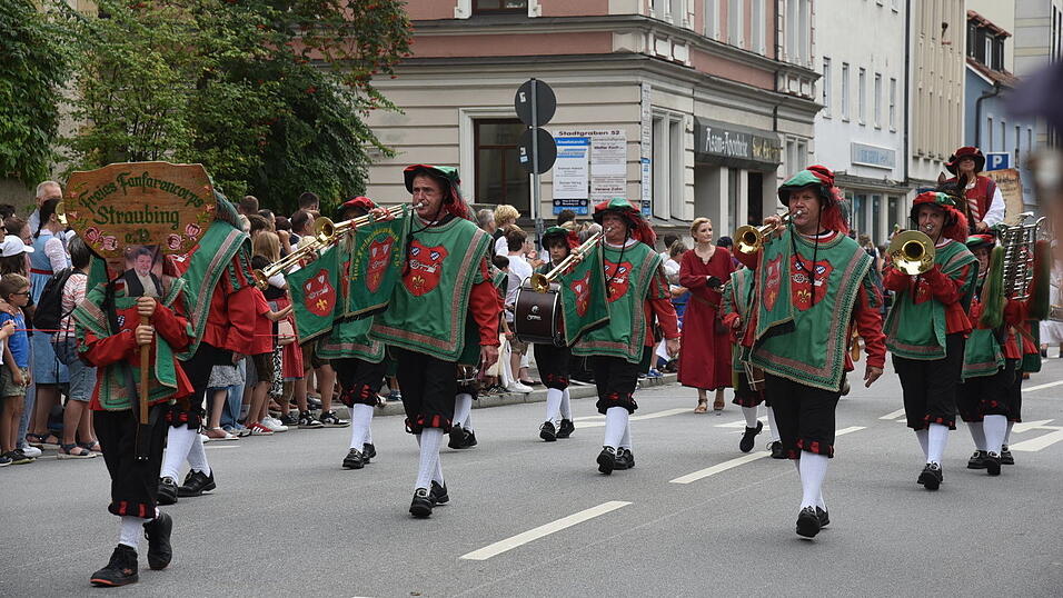 Den Festzug im Stadtgraben anzusehen, bringt viele Vorteile mit sich. Den Festzug im Stadtgraben anzusehen, bringt viele Vorteile mit sich.