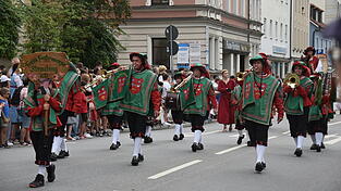Den Festzug im Stadtgraben anzusehen, bringt viele Vorteile mit sich.