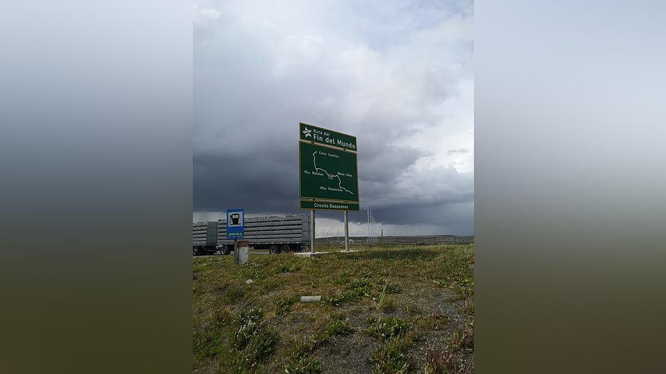 Hier geht's zur Puenta Arenas, der südlichsten Großstadt, die auch als Ende der Welt bezeichnet wird. Hier geht's zur Puenta Arenas, der südlichsten Großstadt, die auch als Ende der Welt bezeichnet wird.