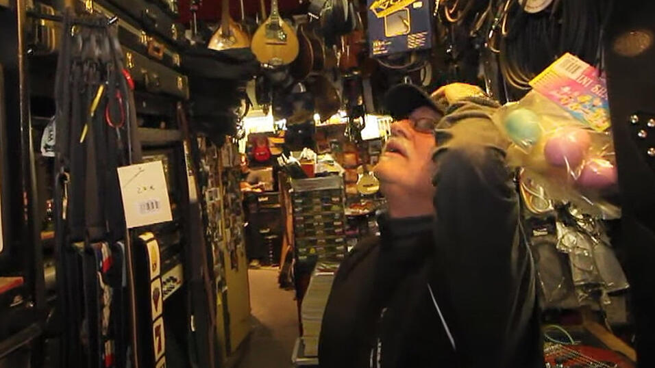 Gerade so passt alles rein: In Adi Uhls Musikgesch&auml;ft wird kein Millimeter Platz verschenkt.