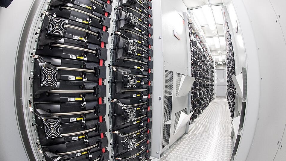 Ein Blick in das Innenleben der Kraftwerksbatterie Heilbronn, aufgenommen w&auml;hrend ihrer Inbetriebnahme. So in etwa kann man sich auch die Art von Stromspeicher vorstellen, die SPD-Spitzenkandidat Florian von Brunn fordert.