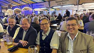 Bürgermeister Franz Wittmann (2.v.r.) - hier mit Regens Bürgermeister Andreas Kroner (r.) sowie Michael Kreiner und Christian Rummel vom Amt für Ländliche Entwicklung - freut sich über das gelungene Volksfest.