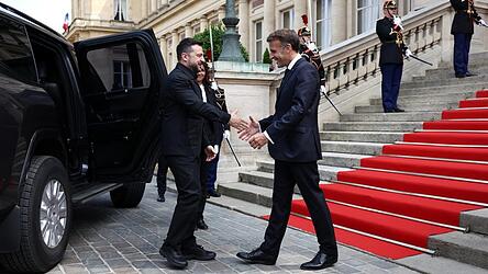 Der Kiewer Staatschef Wolodymyr Selenskyj (l.) wird von seinem Amtskollegen Emmanuel Macron in Paris empfangen. Der Kiewer Staatschef Wolodymyr Selenskyj (l.) wird von seinem Amtskollegen Emmanuel Macron in Paris empfangen.