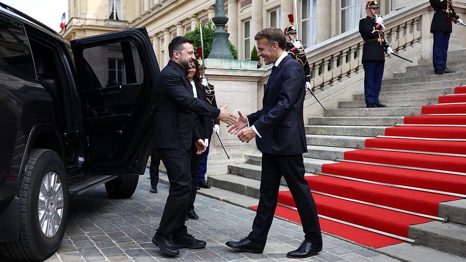 Der Kiewer Staatschef Wolodymyr Selenskyj (l.) wird von seinem Amtskollegen Emmanuel Macron in Paris empfangen. Der Kiewer Staatschef Wolodymyr Selenskyj (l.) wird von seinem Amtskollegen Emmanuel Macron in Paris empfangen.