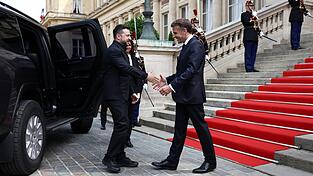 Der Kiewer Staatschef Wolodymyr Selenskyj (l.) wird von seinem Amtskollegen Emmanuel Macron in Paris empfangen.