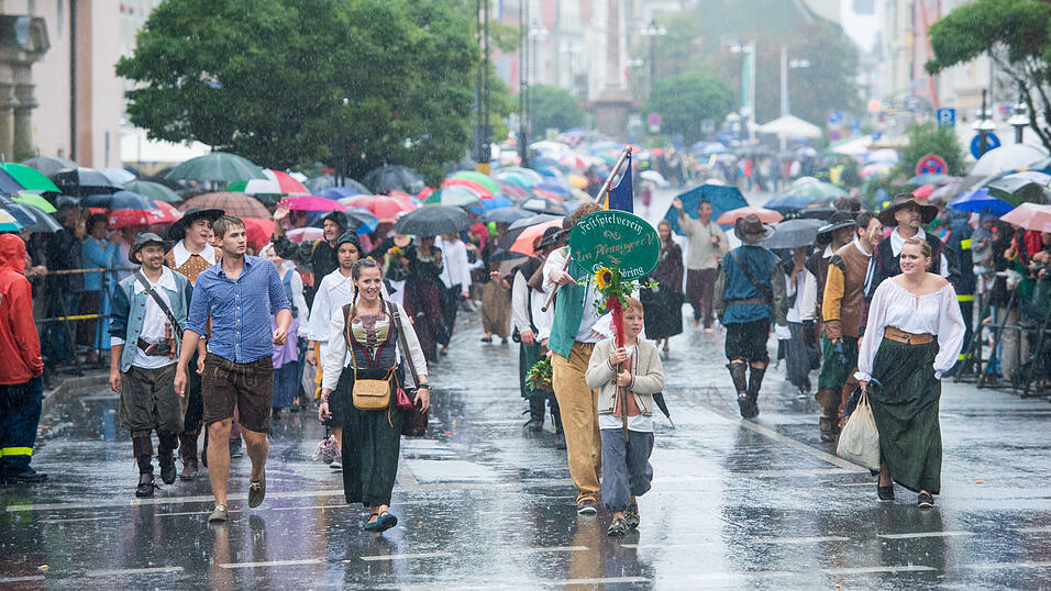 Alle Bilder dazu finden Sie hier.Foto: Mathias AdamBilder vom verregneten Volksfestauszug.