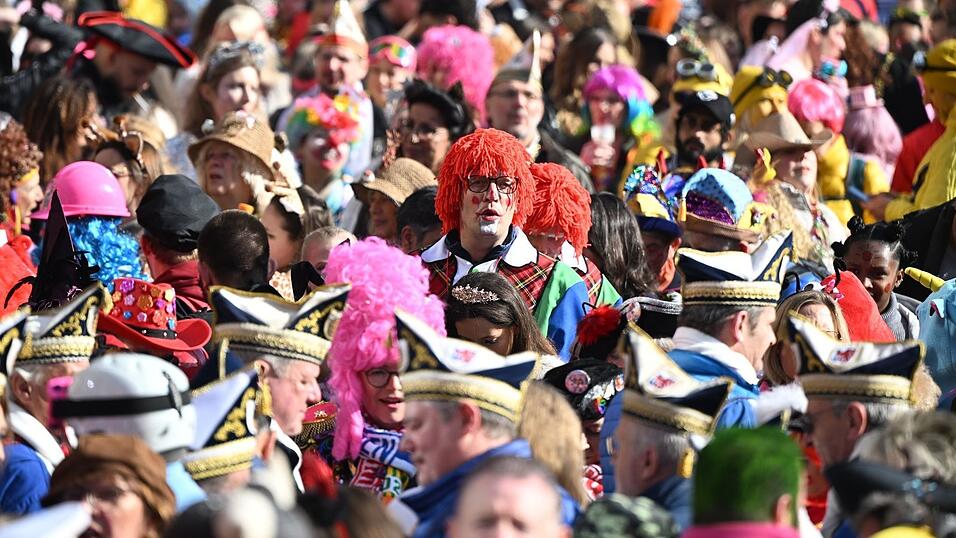 In Düsseldorf hat der Straßenkarneval begonnen.