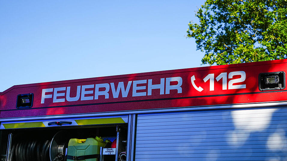 Nachdem die Feuerwehr weder auf mehrmaliges Klingeln noch auf wiederholtes Klopfen eine Reaktion vernahm, öffnete sie die Haustür zur Wohnung der 91-Jährigen. Dort fanden die Einsatzkräfte die leblose Frau. Nachdem die Feuerwehr weder auf mehrmaliges Klingeln noch auf wiederholtes Klopfen eine Reaktion vernahm, öffnete sie die Haustür zur Wohnung der 91-Jährigen. Dort fanden die Einsatzkräfte die leblose Frau.