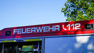 Nachdem die Feuerwehr weder auf mehrmaliges Klingeln noch auf wiederholtes Klopfen eine Reaktion vernahm, öffnete sie die Haustür zur Wohnung der 91-Jährigen. Dort fanden die Einsatzkräfte die leblose Frau.