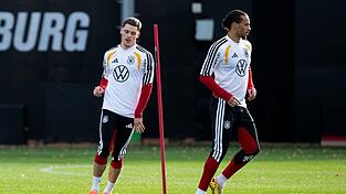 Leroy Sané (r) steht im Fokus. Leroy Sané (r) steht im Fokus.