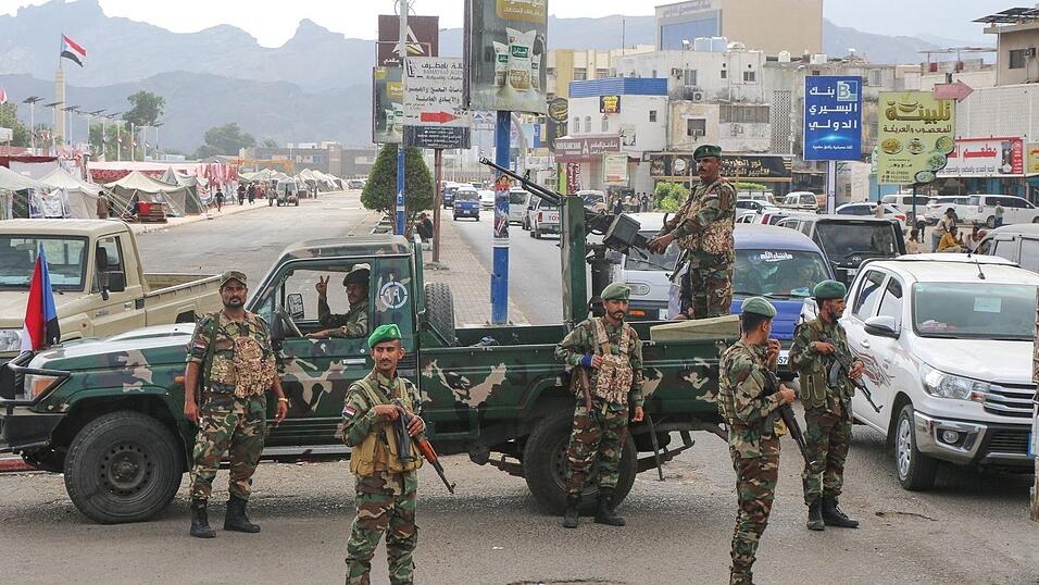 Soldaten des Südlichen Übergangsrats (STC) stehen an einem Kontrollpunkt in Aden. Soldaten des Südlichen Übergangsrats (STC) stehen an einem Kontrollpunkt in Aden.