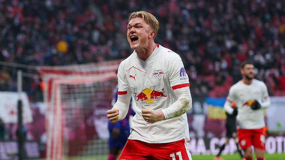 Conrad Harder jubelt &uuml;ber sein Tor zum 1:0.