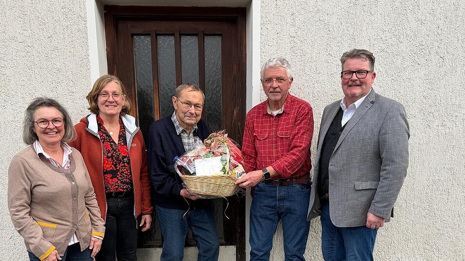 Albert Huber (Mitte) freute sich zusammen mit der Familie &uuml;ber den Gratulationsbesuch von B&uuml;rgermeister Neubauer (r.) und Monika Wimmer (2.v.l.) vom Pfarrgemeinderat.