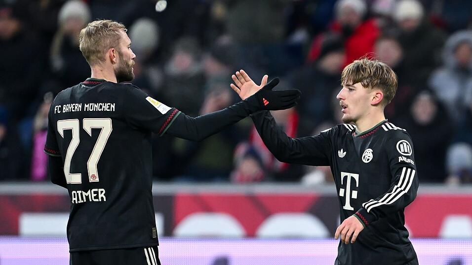Gut gemacht, Junge: Konrad Laimer (l) klatscht mit Lennart Karl nach dessen Treffer zum 2:0 f&uuml;r den FC Bayern ab.