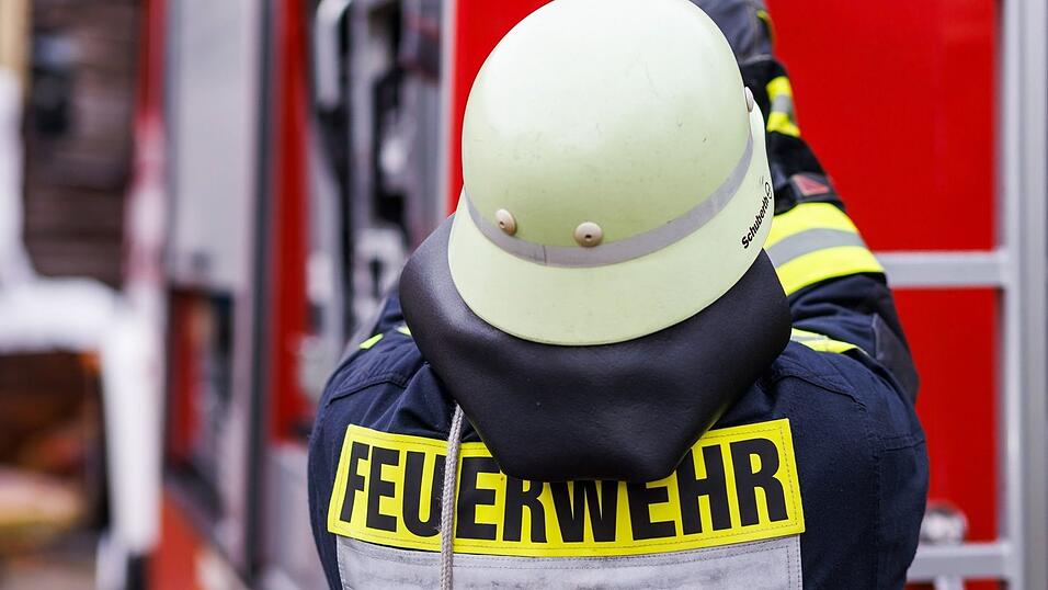 Feuerwehrleute l&ouml;schten den Brand. (Symbolbild)