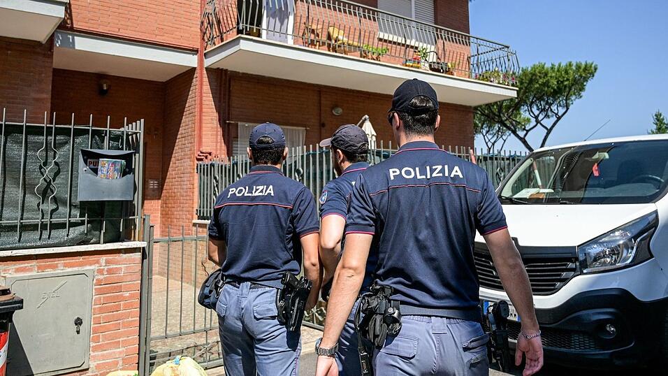 Nach dem Mord an einem Ehepaar und ihrer kleinen Tochter in Rom fahndet die italienische Polizei nach einem Verd&auml;chtigen, bei dem es sich um einen Bekannten der Familie handeln soll.