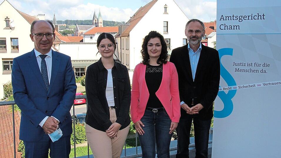 Amtsgerichtsdirektor Erich Vogl freut sich &uuml;ber Verst&auml;rkung: Neu sind Justizsekret&auml;ranw&auml;rterin Lena Eckl, Rechtspflegerin Regina Sch&uuml;tz und stellvertretender Direktor Dr. Thomas Strau&szlig; (von links).