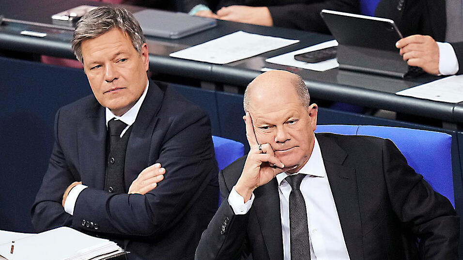 Noch 2023 versprachen Wirtschaftsminister Robert Habeck (l.) und Bundeskanzler Olaf Scholz ein gr&uuml;nes Wirtschaftswunder.