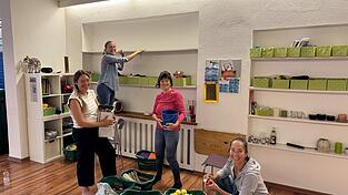 Die motivierten Übungsleiterinnen überprüfen die vereinseigenen Übungsgeräte auf Beschädigungen und Verschmutzungen (v.l.): Anja Augustin, Steffi Reitzig, Hilde Ebner und Gabi Sirtl-Schwarz.