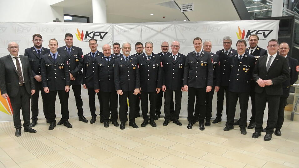 Eins starkes Kontingent stellten die Geehrten aus den Feuerwehren im Stadtgebiet Mainburg bei der Auszeichnung verdienter Feuerwehrleute unlängst im Kelheimer Landratsamt. Zu den Gratulanten gehörten Landrat Martin Neumeyer (links) und Bürgermeister Helmut Fichtner (2. v. r.). Eins starkes Kontingent stellten die Geehrten aus den Feuerwehren im Stadtgebiet Mainburg bei der Auszeichnung verdienter Feuerwehrleute unlängst im Kelheimer Landratsamt. Zu den Gratulanten gehörten Landrat Martin Neumeyer (links) und Bürgermeister Helmut Fichtner (2. v. r.).