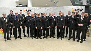 Eins starkes Kontingent stellten die Geehrten aus den Feuerwehren im Stadtgebiet Mainburg bei der Auszeichnung verdienter Feuerwehrleute unlängst im Kelheimer Landratsamt. Zu den Gratulanten gehörten Landrat Martin Neumeyer (links) und Bürgermeister Helmut Fichtner (2. v. r.).