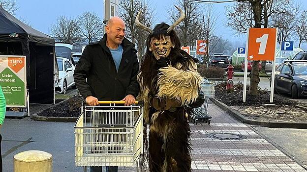 Die Kunden wurden von finsteren Gestalten begleitet.