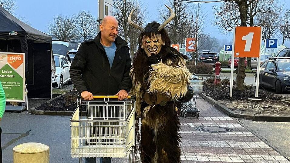 Die Kunden wurden von finsteren Gestalten begleitet. Die Kunden wurden von finsteren Gestalten begleitet.