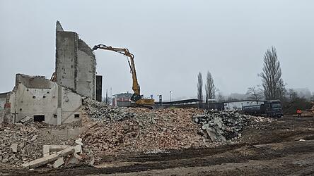 Am Freitag hatten noch die gro&szlig;en Bagger das Sagen am ehemaligen Lagerhaus Bauer.