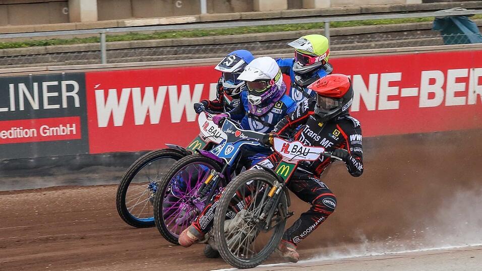 Im Teufel-Sandwich: Janek Konzack (roter Helm&uuml;berzug) kr&ouml;nte seine rotzfreche Vorstellung mit insgesamt acht Punkten. Im Juniorenduell &bdquo;schnupfte&ldquo; der 16-J&auml;hrige seinen Slask-Rivalen Jakub Brenski (wei&szlig;) auf der Innenbahn, w&auml;hrend Mario H&auml;usl (blau) auf engstem Raum au&szlig;en an dem Polen vorbeizog und auch Leon Szlegiel (gelb) auf Distanz hielt - fertig war das 5:1.