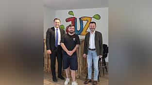 Freuen sich auf die Umsetzung der neuesten Pl&auml;ne im JUZ: (v.l.) Landtagsabgeordneter Julian Preidl, Manuel Reimer vom Verein &bdquo;FYRO&ldquo; und B&uuml;rgermeister Markus Hofmann.