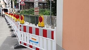 Mit Epoxidharz versiegelt die Stadt den sanierten Gehweg auf der Bahnbr&uuml;cke.