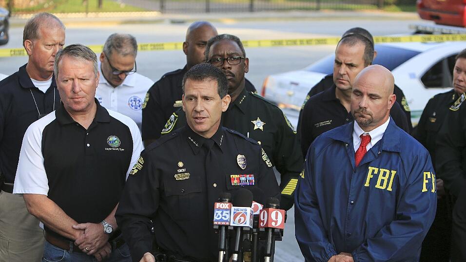 In einem Schwulenclub in Orlando hat am Sonntag ein Angreifer mindestens 50 Menschen erschossen. In einem Schwulenclub in Orlando hat am Sonntag ein Angreifer mindestens 50 Menschen erschossen.