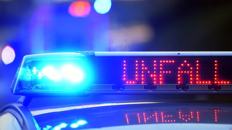 Nach dem Unfall ermittelt die Polizei wegen fahrlässiger Körperverletzung gegen einen 30-jährigen Autofahrer. (Symbolbild) Nach dem Unfall ermittelt die Polizei wegen fahrlässiger Körperverletzung gegen einen 30-jährigen Autofahrer. (Symbolbild)