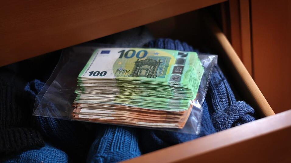 Sparer hierzulande bevorzugen Giro- und Tagesgeldkonten als Geldparkplätze. Vielfach wird aber auch Bargeld zu Hause verwahrt. (Symbolbild) Sparer hierzulande bevorzugen Giro- und Tagesgeldkonten als Geldparkplätze. Vielfach wird aber auch Bargeld zu Hause verwahrt. (Symbolbild)