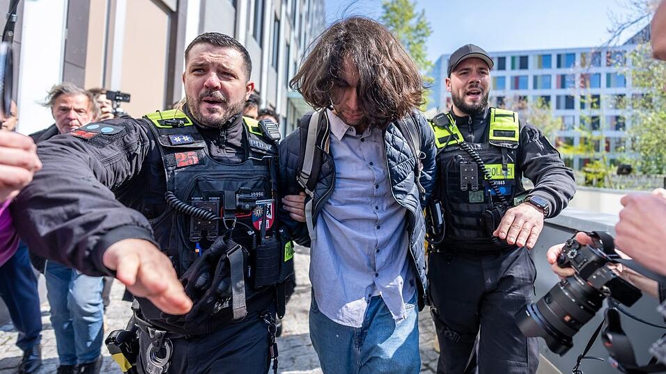 Der Mann wurde abgef&uuml;hrt.