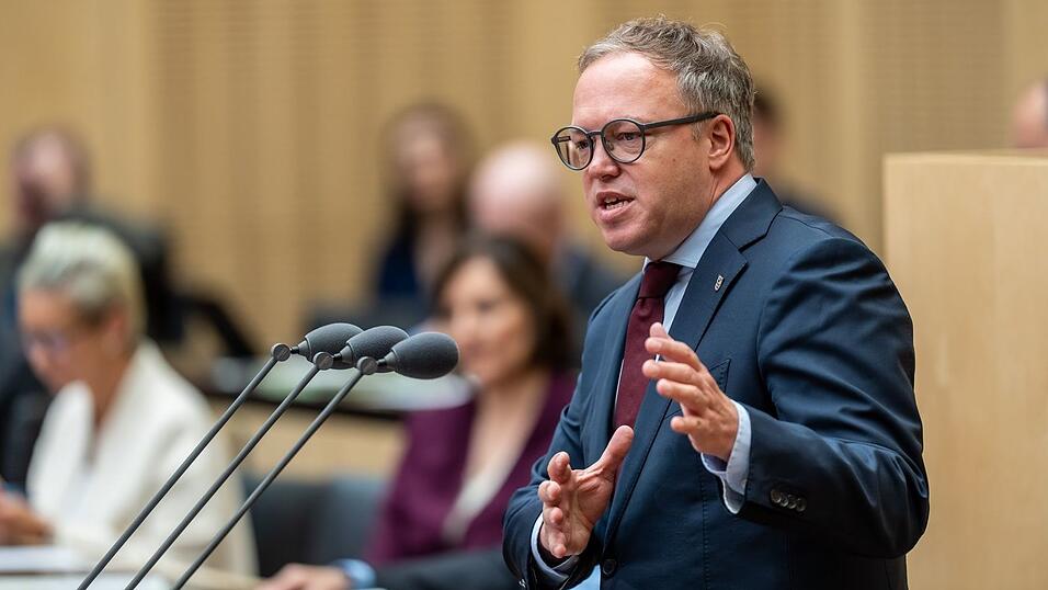 Thüringens Ministerpräsident Mario Voigt ist mit einem Widerspruch gegen die Aberkennung seines Doktortitels gescheitert. (Archivbild) Thüringens Ministerpräsident Mario Voigt ist mit einem Widerspruch gegen die Aberkennung seines Doktortitels gescheitert. (Archivbild)