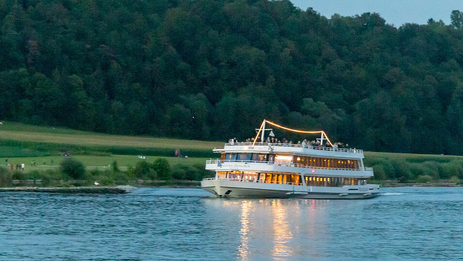 Bereits ab 20 Uhr stieg die Party beiderseits der Donau, um 22 Uhr dann begeisterte das feurige Spektakel auf der Donaubrücke die Gäste. Bereits ab 20 Uhr stieg die Party beiderseits der Donau, um 22 Uhr dann begeisterte das feurige Spektakel auf der Donaubrücke die Gäste.