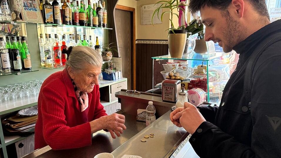 Jeden Tag öffnet Anna Possi ihr Café „Bar Centrale“.