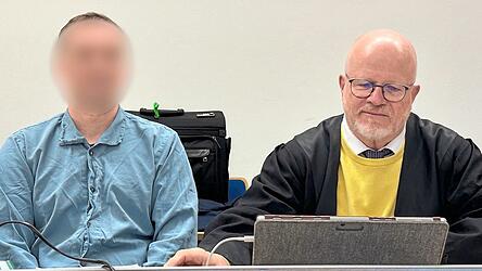 Dem Angeklagten (l.) - neben seinem Verteidiger Hubertus Werner - wirft die Staatsanwaltschaft 15-fachen versuchten Mord vor.