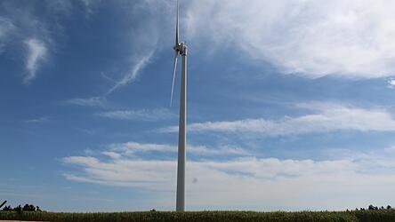Einzigartig: das - Mangels Alternativen - oft fotografierte Windrad in Kalsing.