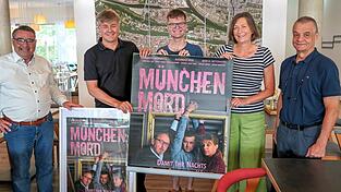 Marcus Mittermeier (Zweiter von links) überrascht Includio-Mitarbeiter: (von links) Geschäftsführer Martin Steinkirchner, Julian Hamberger, Hotelleiterin Helga Butendeich und Martin Wunnike. Marcus Mittermeier (Zweiter von links) überrascht Includio-Mitarbeiter: (von links) Geschäftsführer Martin Steinkirchner, Julian Hamberger, Hotelleiterin Helga Butendeich und Martin Wunnike.