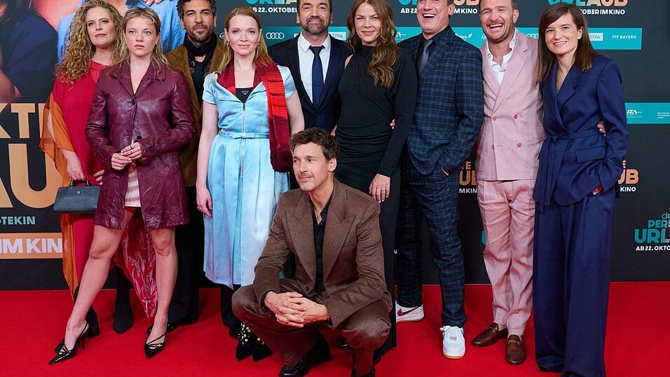 Regisseur Dagtekin (m.) und Regisseurin Schömann (r.) feierten mit ihrem Schauspiel-Team bei der Weltpremiere. Regisseur Dagtekin (m.) und Regisseurin Schömann (r.) feierten mit ihrem Schauspiel-Team bei der Weltpremiere.