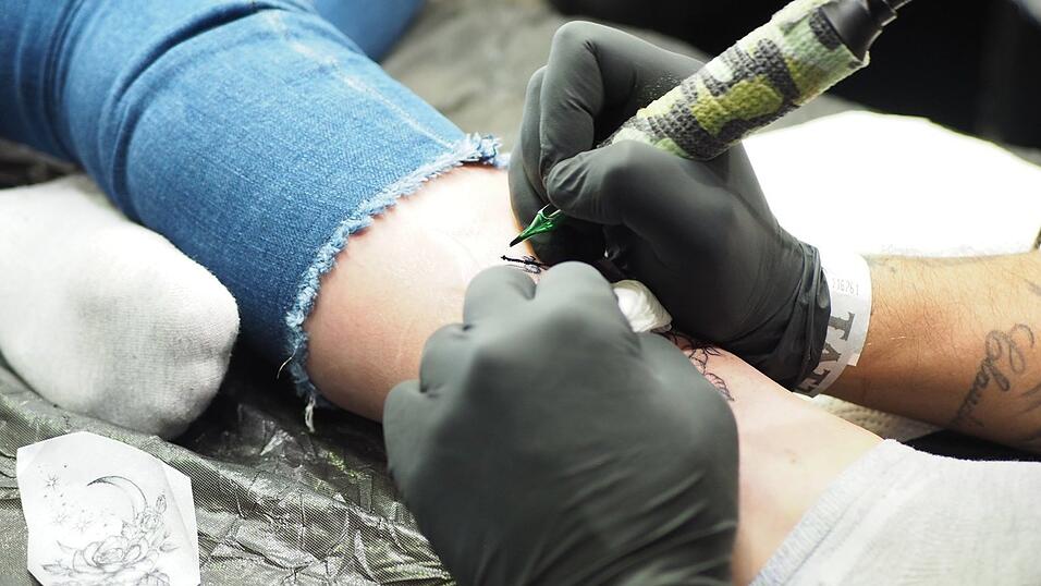 Ein aktueller Trend sind fotorealistische Motive für Tattoos wie auf dieser Vorlage zu sehen. Die Tattoo-Maschinen und Farben haben sich in den vergangenen Jahren stark verbessert, so dass neue Zeichentechniken möglich wurden. Ein aktueller Trend sind fotorealistische Motive für Tattoos wie auf dieser Vorlage zu sehen. Die Tattoo-Maschinen und Farben haben sich in den vergangenen Jahren stark verbessert, so dass neue Zeichentechniken möglich wurden.