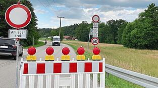 Diese Absperrung wurde schon mehrmals von Fahrern einfach zur Seite geschoben, damit durchgefahren werden kann. Diese Absperrung wurde schon mehrmals von Fahrern einfach zur Seite geschoben, damit durchgefahren werden kann.