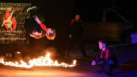 Eine energiegeladene und spannende Mischung aus Akrobatik und Feuershow bot der Auftritt der Dancing Spirits bei der Vorweihnacht.