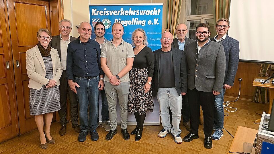 Nach der Wahl: die neue Vorstandschaft mit Maria Huber (links) und Werner Bumeder (Zweiter von links). Das Amt des Kassenwarts Wolfgang Wittek (Dritter von rechts) übernimmt zukünftig Jenni Kadletz (nicht auf dem Bild). Vorsitzender der Kreisverkehrswacht bleibt Heinz Gillig (Dritter von links). Nach der Wahl: die neue Vorstandschaft mit Maria Huber (links) und Werner Bumeder (Zweiter von links). Das Amt des Kassenwarts Wolfgang Wittek (Dritter von rechts) übernimmt zukünftig Jenni Kadletz (nicht auf dem Bild). Vorsitzender der Kreisverkehrswacht bleibt Heinz Gillig (Dritter von links).