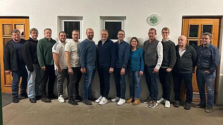 Die Kandidaten der Parteifreien W&auml;hlergemeinschaft Thanndorf: (v.l.) Gottfried Vogl, Andreas G&ouml;ttl, Alexander L&auml;ng, Lukas Gamsreiter, Martin Attenberger, Max Stadler, Listenf&uuml;hrer Anton Wieser, Markus Wieser, Irene Vogl, Andreas KettlSimon Sagstetter, Christian Thalmeier und Walter Freundorfer.