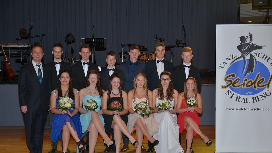 Die Bilder vom Abschlussball der Tanzschule Seidel in der Fraunhofer-Halle am 28. November. Die Bilder vom Abschlussball der Tanzschule Seidel in der Fraunhofer-Halle am 28. November.