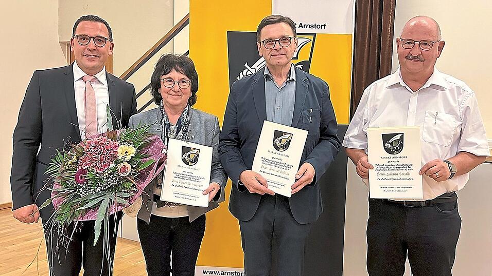 B&uuml;rgermeister Christoph Brunner verlieh die Goldene Ehrennadel in diesem Jahr an Theres Brandhuber, Helmut Schaitl und Johann Schaitl.