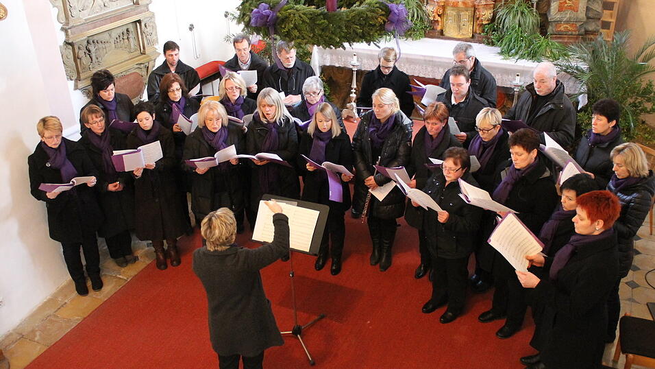 Der Kirchenchor Wiesenfelden bei einem der vergangenen Adventsingen. 2023 musste die Veranstaltung kurzfristig in die Zinzenzeller Kirche verlegt werden, heuer kann sie wieder in der Pfarrkirche Maria Himmelfahrt in Wiesenfelden stattfinden.